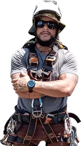 Profissional equipado para trabalho em altura